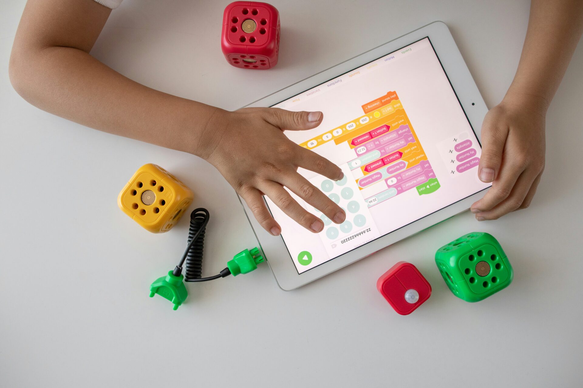 Crianza programando con bloques nunha tablet